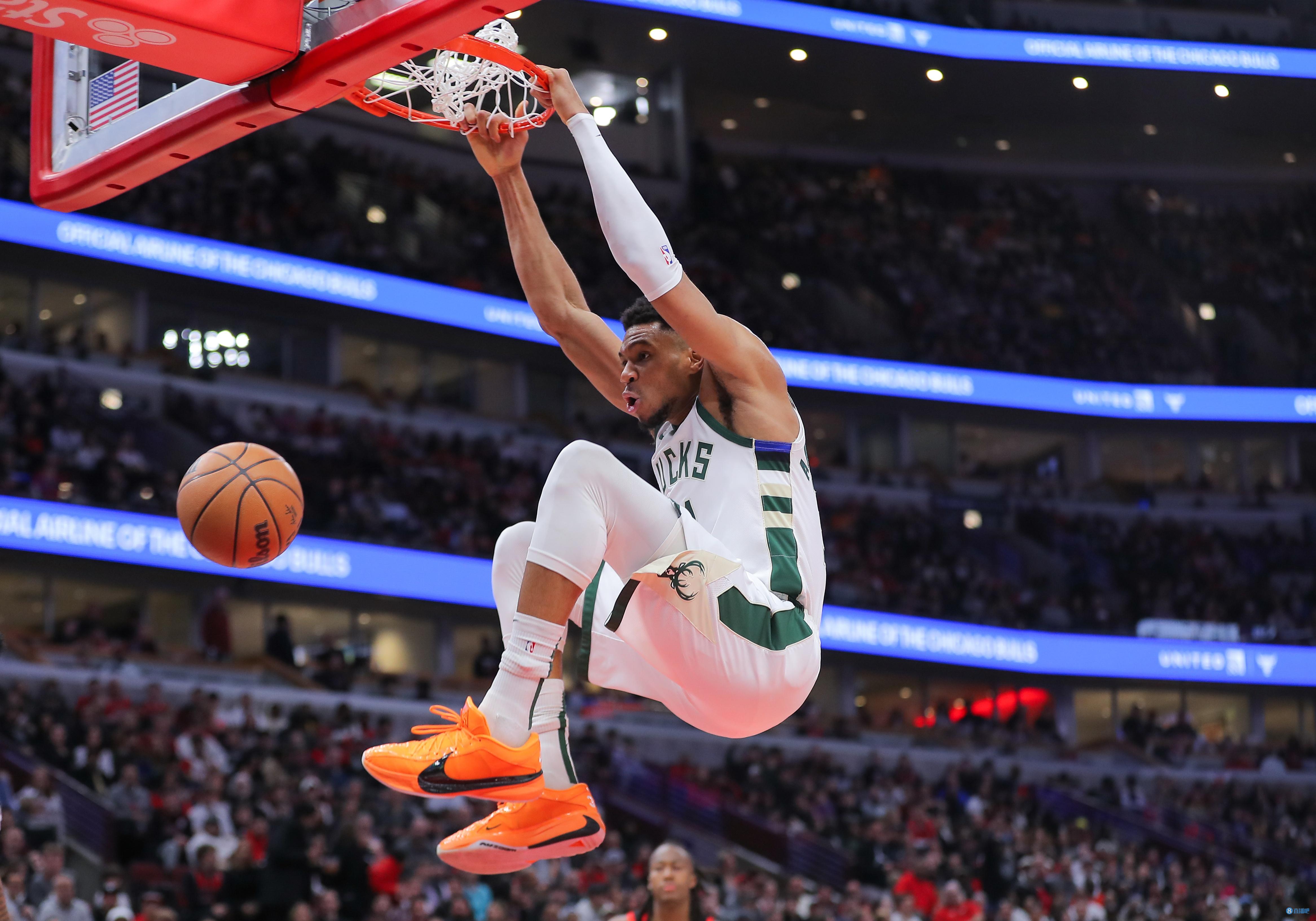 九游体育-包含字母哥迎来十二赛季高光表现，IG球迷沸腾！的词条